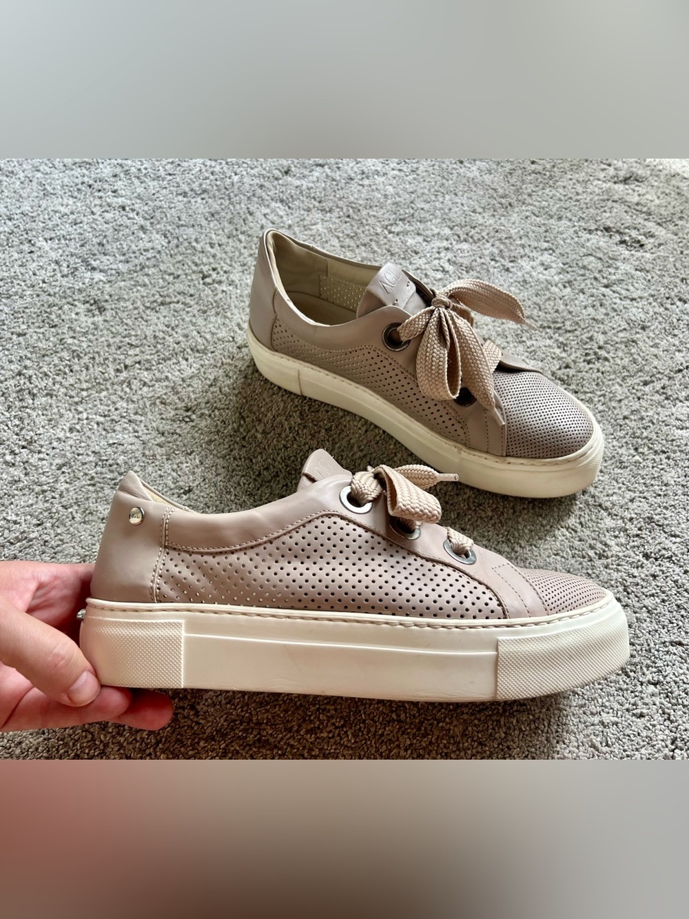 AGL Attilio Giusti Leombruni Size 39 Perforated Platform Talc Leather Sneakers